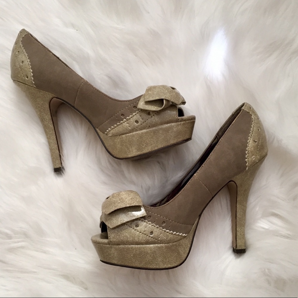Madden Girl leather and suede peep toe heels🔥
